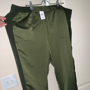 NWT Green ankle length pants